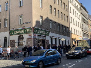 VIDEO: Začala výměna cedulí z bývalé Koněvovy ulice. Mezi lidmi je o ně obrovský zájem