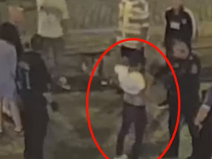 VIDEO: Opilý muž obtěžoval ženy sedící na lavičce. Když o něj nejevily zájem, ukázal jim svou zbraň
