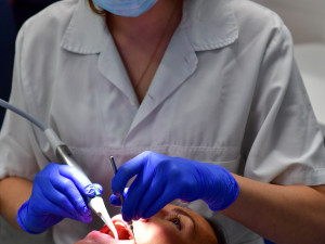 V Nemocnici Na Františku otevřeli zubní pohotovost. Ošetří tam ale jen dospělé