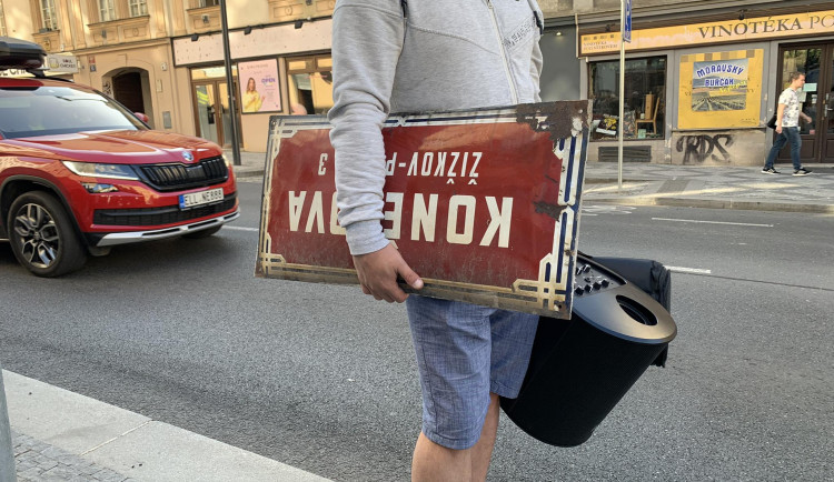 VIDEO: Začala výměna cedulí z bývalé Koněvovy ulice. Mezi lidmi je o ně obrovský zájem