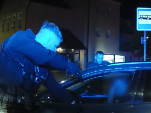 VIDEO: Převaděč ujížděl policii rychlostí 200 kilometrů v hodině. V autě vezl pět migrantů ze Sýrie