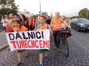 VIDEO: Aktivisté opět vstoupili do silnice. Blokovali magistrálu