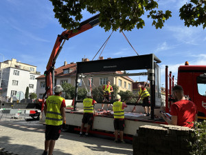 VIDEO: Praha už instalovala sedm set nových přístřešků, ty staré chce odkoupit
