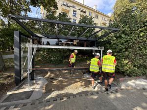 VIDEO: Praha už instalovala sedm set nových přístřešků, ty staré chce odkoupit