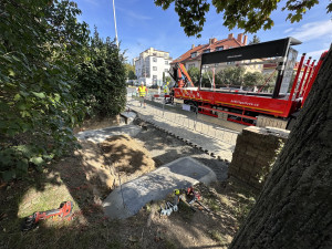 VIDEO: Praha už instalovala sedm set nových přístřešků, ty staré chce odkoupit