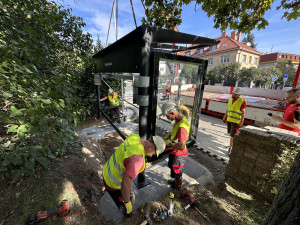 VIDEO: Praha už instalovala sedm set nových přístřešků, ty staré chce odkoupit