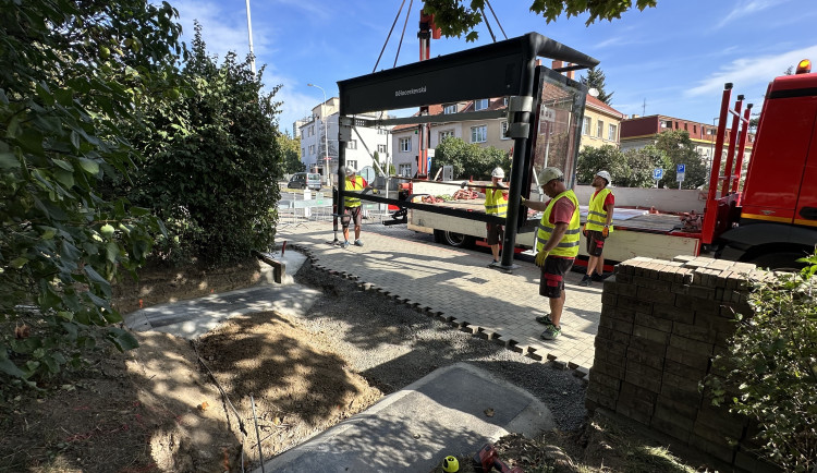 VIDEO: Praha už instalovala sedm set nových přístřešků, ty staré chce odkoupit