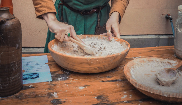 Pravěké pivo a zmrzlina. Mezinárodní den archeologie oslaví Univerzita Karlova jídlem