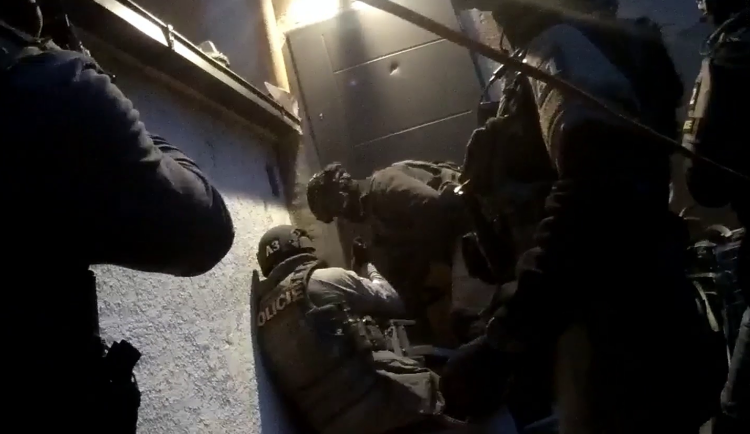 Pro páry si přišla zásahová jednotka.