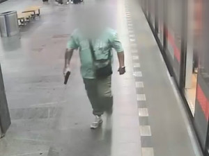 VIDEO: Střelec v pražském metru ohrožoval cestující zbraní. Střílel z ní do vzduchu
