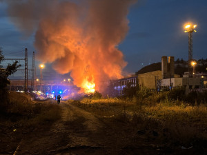 Hasiči zasahovali u požáru vybydlené budovy na Smíchově. Evakuovali několik bezdomovců