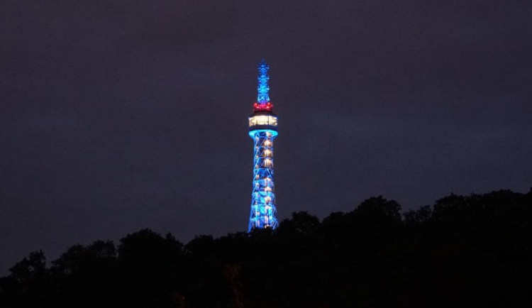 Petřínská rozhledna se rozzářila na podporu Izraele. Do Prahy měl přijet jeho premiér
