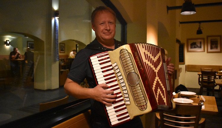 Ve slavné pivnici hraje na harmoniku. Lidé se rádi přidají, vypráví hudebník