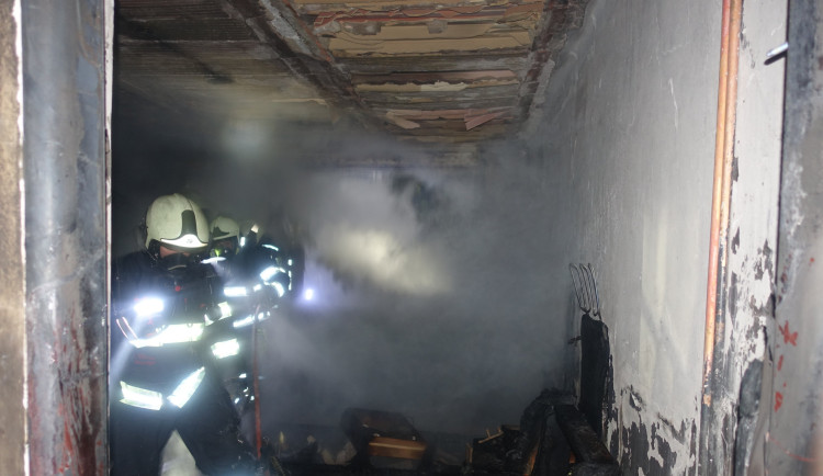 Hasiči zachránili v hořícím domě muže a psa. Škoda je téměř milion korun