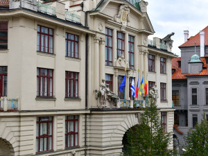 Izraelská vlajka na magistrátu.