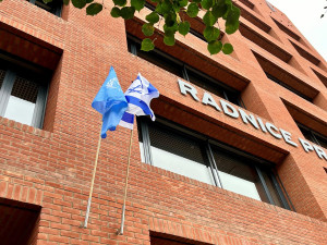 Vlajka na radnici Prahy 7.