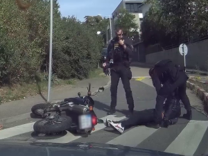 Muž pod vlivem drog ujížděl policistům na kradené motorce, poznávací značku si vytiskl na papír