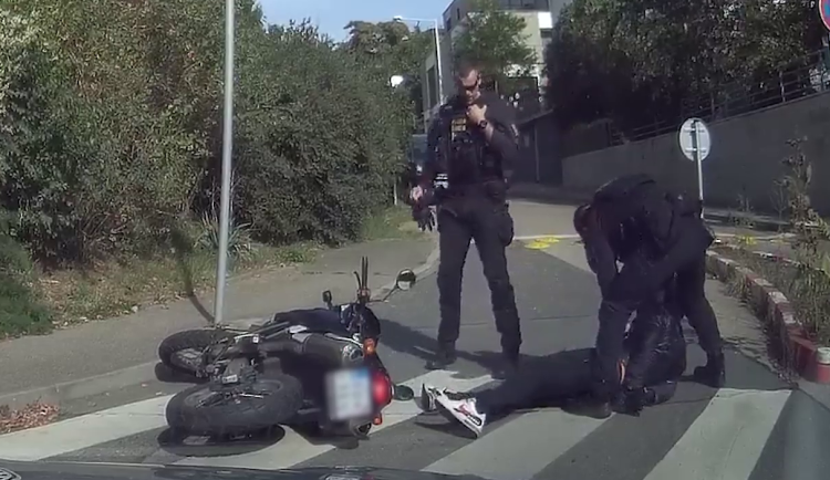 Muž narazil na obrubník a motorku převrátil.