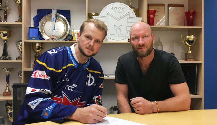 Dvoumetrový obr se vrací z Nashvillu do Českých Budějovic