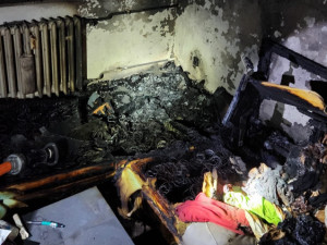 Z požáru bytu v Praze zachránili hasiči jedenáct lidí, jedna žena je v umělém spánku