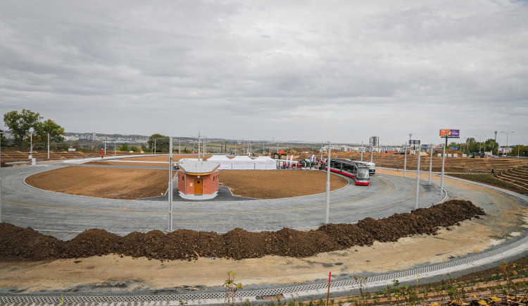 Lidé se nově svezou tramvajemi číslo 4 a 5 z Barrandova až do Slivence