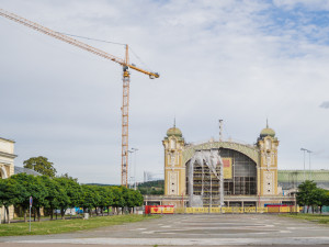 Dělníci při opravě Průmyslového paláce vztyčili první oblouky ocelové konstrukce