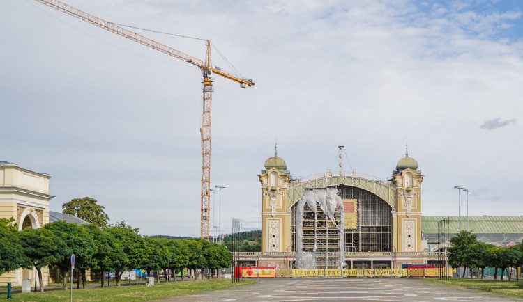 Dělníci při opravě Průmyslového paláce vztyčili první oblouky ocelové konstrukce