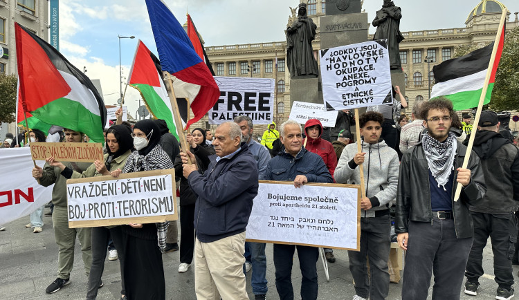 VIDEO: V Praze se dnes sešli lidé na podporu Palestiny, ministryně Černochová přišla s vlajkou Izraele