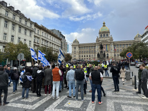 V Praze se dnes sešli lidé na podporu Palestiny i Izraele, přišla Černochová