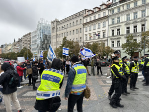 V Praze se dnes sešli lidé na podporu Palestiny i Izraele, přišla Černochová