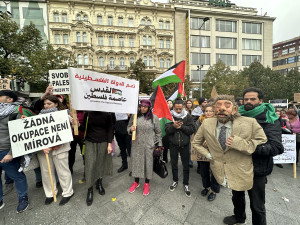 V Praze se dnes sešli lidé na podporu Palestiny i Izraele, přišla Černochová