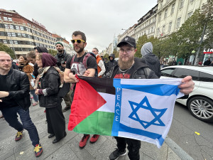 V Praze se dnes sešli lidé na podporu Palestiny i Izraele, přišla Černochová