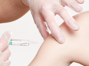 Senioři se podle lékařů často nakazí chřipkou od dětí, i ty je možné očkovat