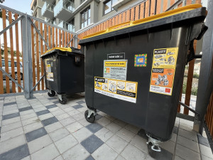 Z ulic Prahy mizí popelnice na nápojové kartony. Ty nově patří k plastům