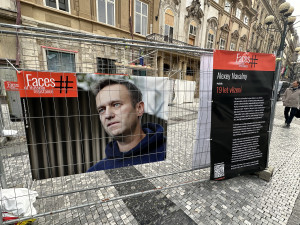 Slavný Navalnyj i seniorka, co prý napadla policisty. Výstava v centru Prahy připomíná ruské politické vězně