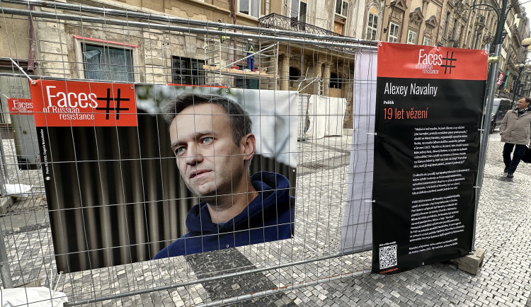 Slavný Navalnyj i seniorka, co prý napadla policisty. Výstava v centru Prahy připomíná ruské politické vězně
