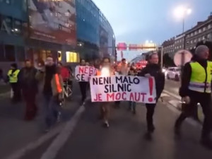 VIDEO: Aktivisté pokračují v pochodech po magistrále. Svoboda stále opakuje, že s formou protestu nesouhlasí