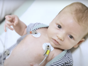 VIDEO: Novorozený chlapeček dostal infarkt, život mu zachránili lékaři z Motola