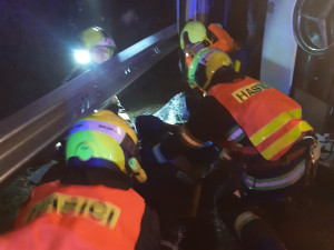 Nehoda kamionu zablokovala provoz v Praze. Hasiči umývají silnici od jaru