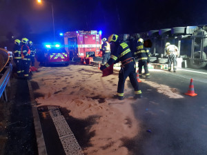 Nehoda kamionu zablokovala provoz v Praze. Hasiči umývají silnici od jaru
