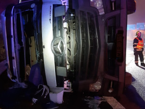 Nehoda kamionu zablokovala provoz v Praze. Hasiči umývají silnici od jaru