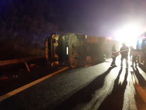 Nehoda kamionu zablokovala provoz v Praze. Hasiči umývají silnici od jaru