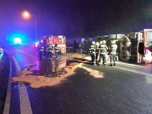 Nehoda kamionu zablokovala provoz v Praze. Hasiči umývají silnici od jaru