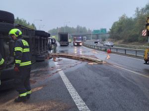 Nehoda kamionu zablokovala provoz v Praze. Hasiči umývají silnici od jaru