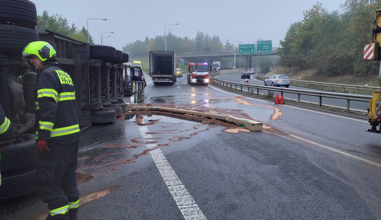 Nehoda kamionu zablokovala provoz v Praze. Hasiči umývají silnici od jaru