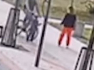 VIDEO: Cyklista srazil chlapečka na chodníku k zemi, mávl rukou a jel dál. Dítě skončilo v nemocnici