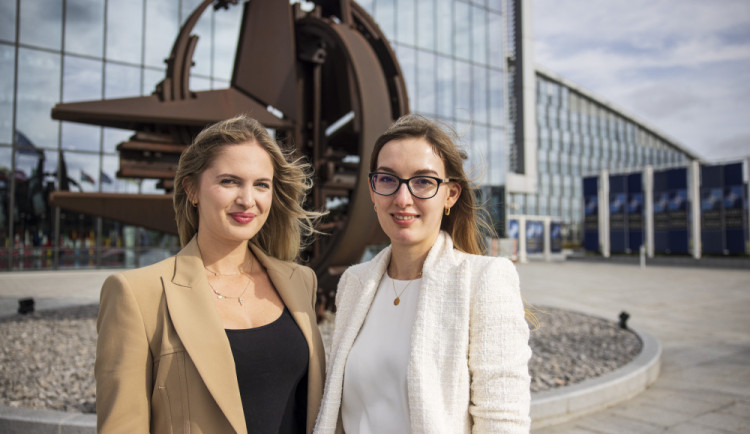 Veronika Bartáková (vlevo) a Lenka Vybíralová pracují v centrále NATO v Bruselu. Autor: Milan Jaroš