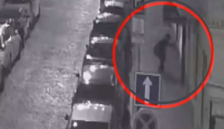 VIDEO: Muž sprejoval na dům. Strážníkům tvrdil, že má špinavé ruce, protože je malíř