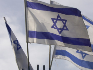 Před izraelskou ambasádou se sešli odpůrci i podporovatelé Izraele