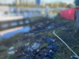 Jednašedesátiletý muž a devatenáctiletý mladík zemřeli v plamenech po pádu s rogalem